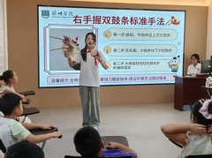 安徽廣德：外賣箱承載三餐煙火 服務坐兜住少年
